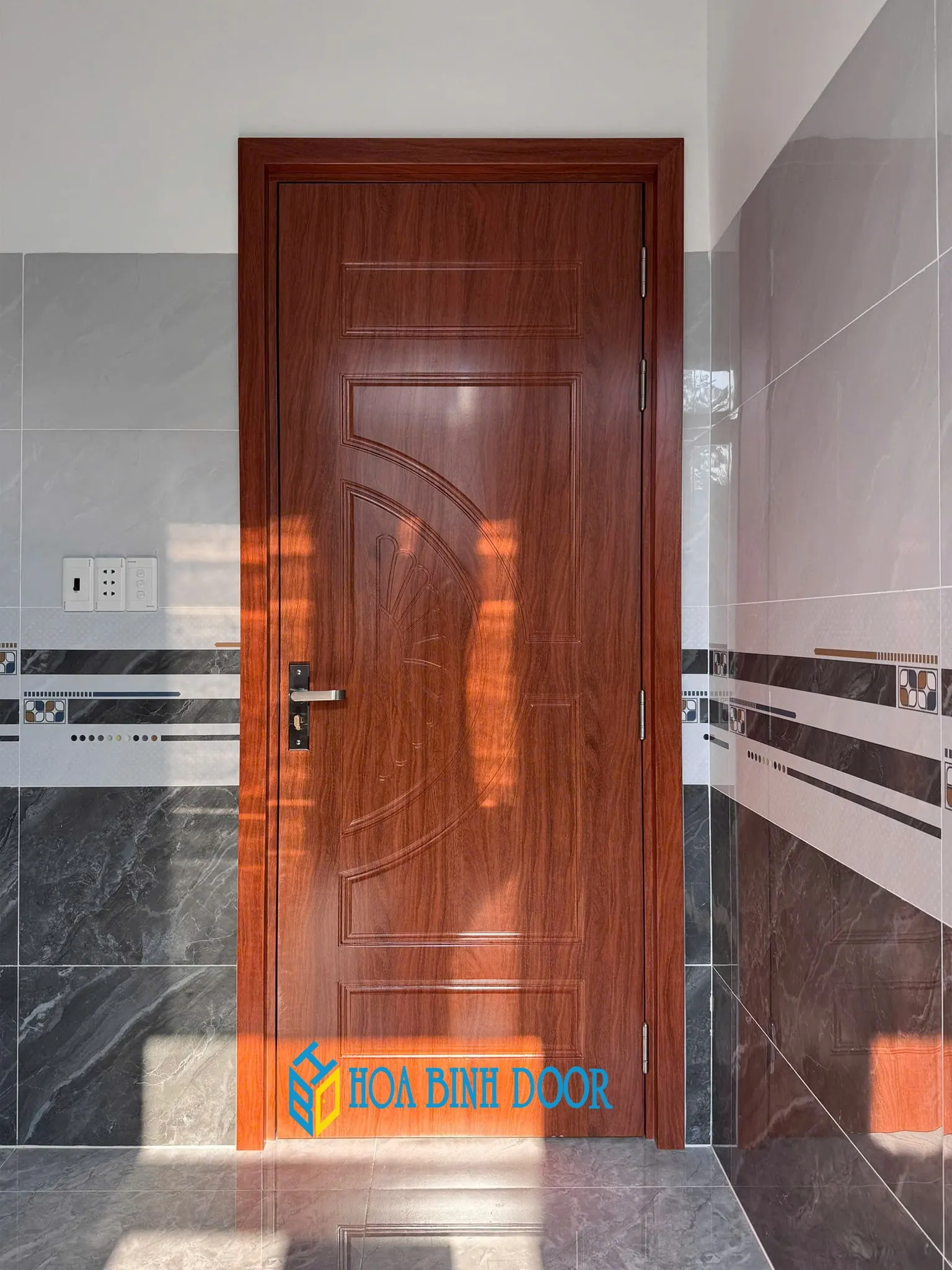 cửa nhựa composite vân gỗ lắp đặt tại TP.HCM Hoabinhdoor