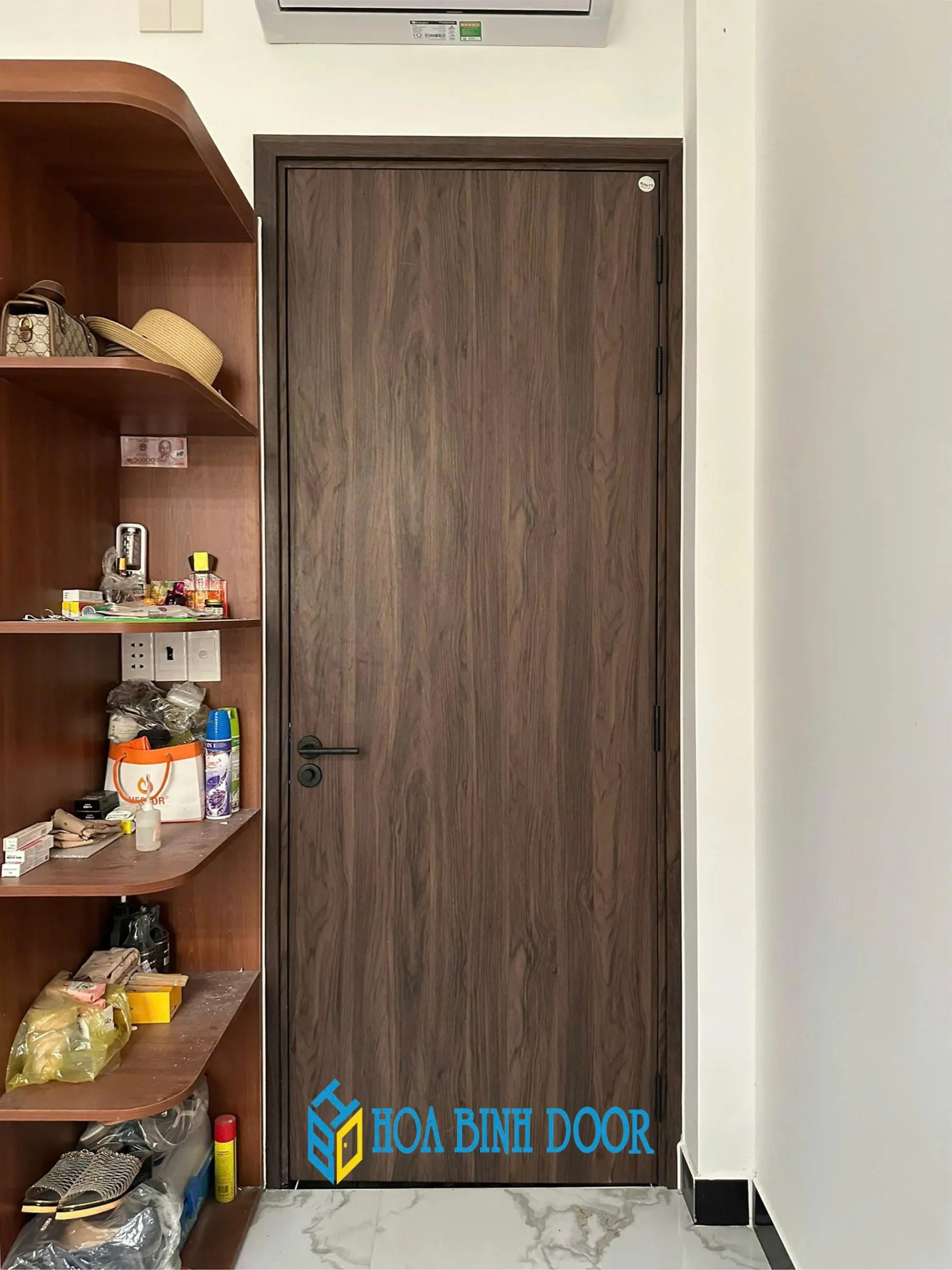 cửa nhựa composite phòng ngủ vân gỗ ấm áp