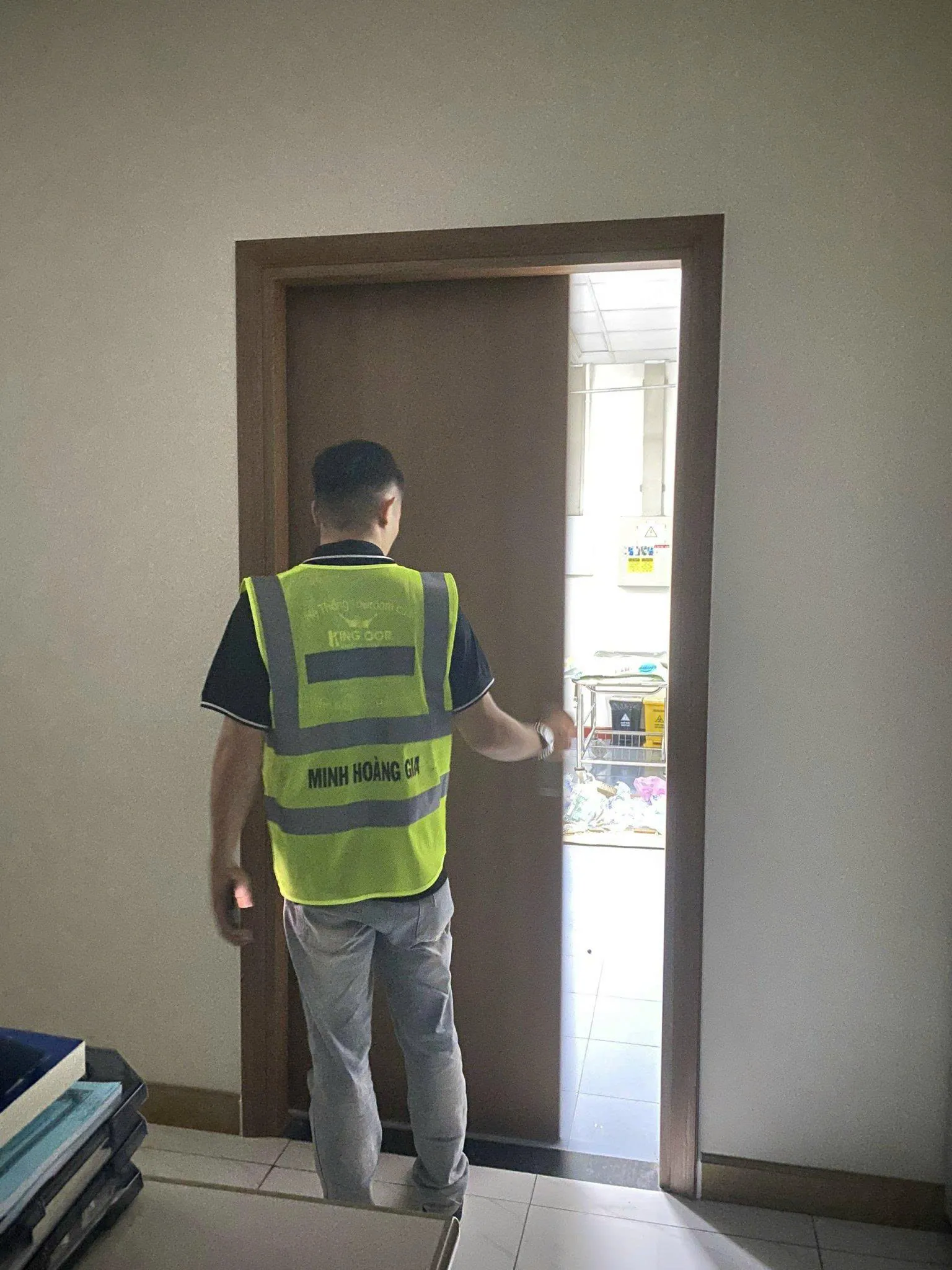 Thi công lắp đặt hoàn thiện cửa nhựa ABS Hàn Quốc tại Vĩnh Lộc.