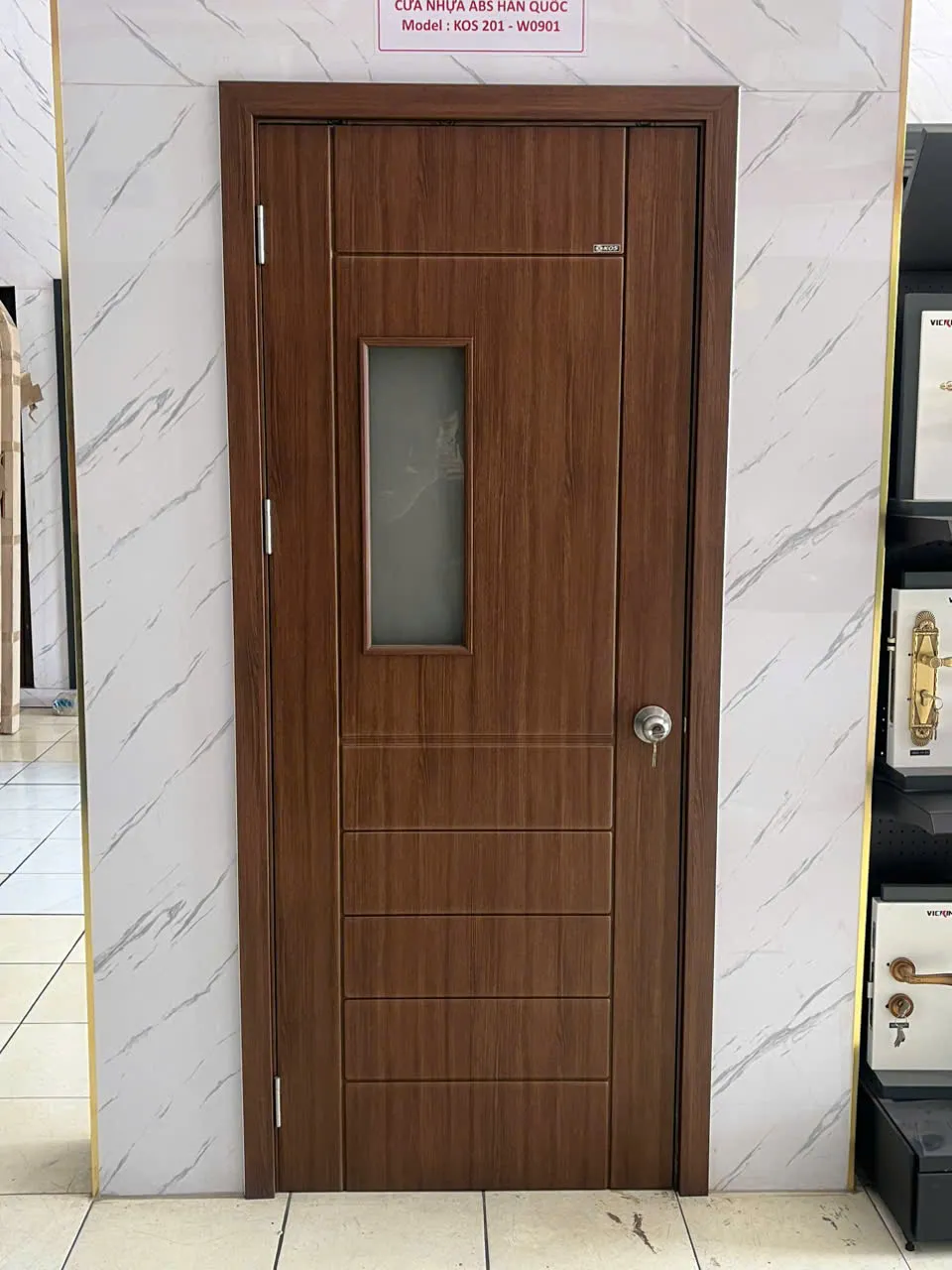 Bề mặt phủ Deco-Sheet vân gỗ chống trầy xước, chống nước của cửa nhựa ABS Hàn Quốc.