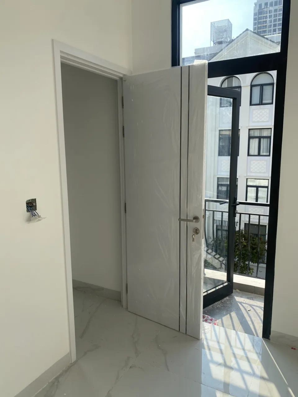 Nhà kết hợp cả 2 loại cửa composite và nhôm xingfa