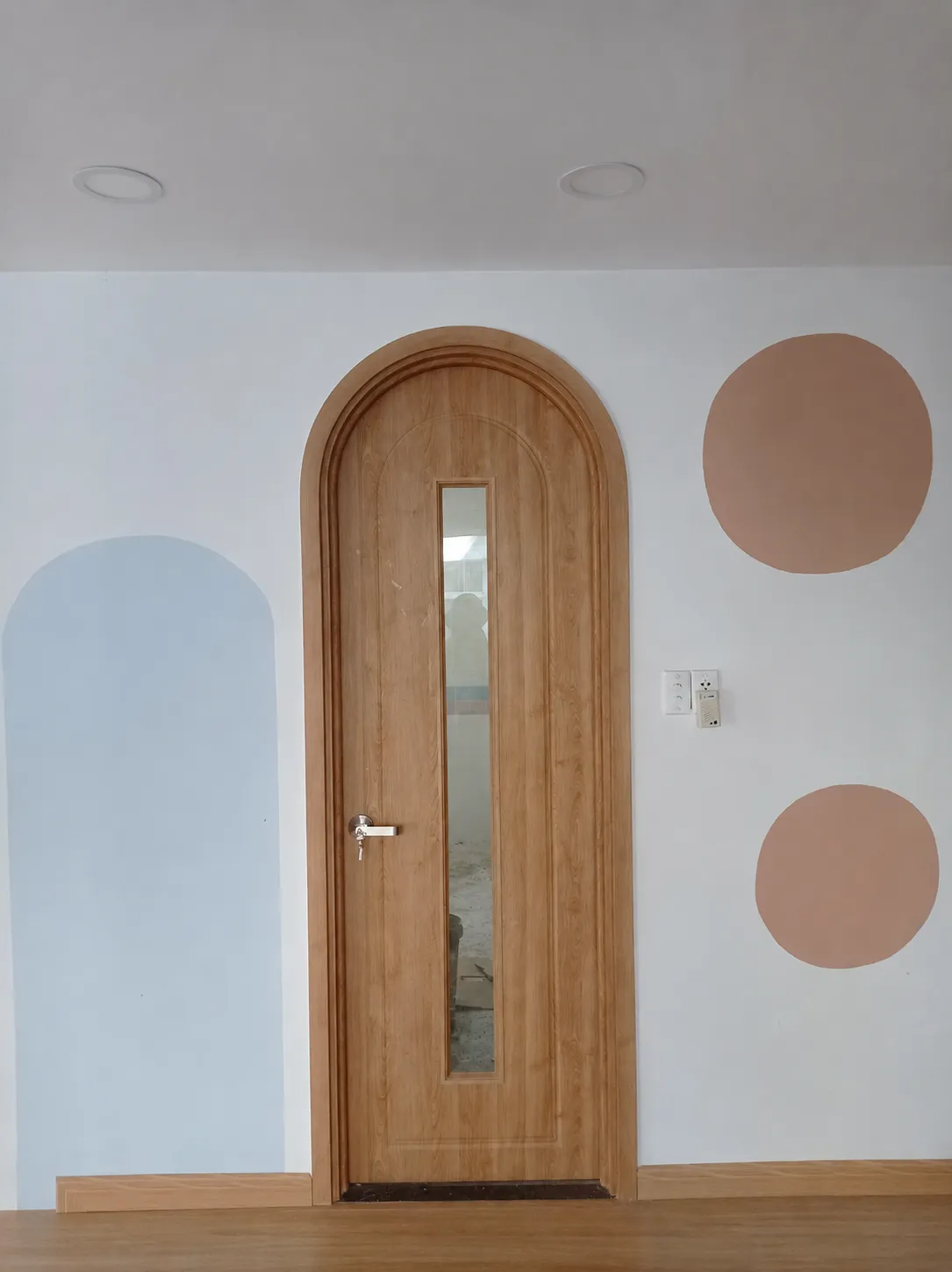 Mẫu cửa vòm composite có ô kính dài tại phường Linh Xuân