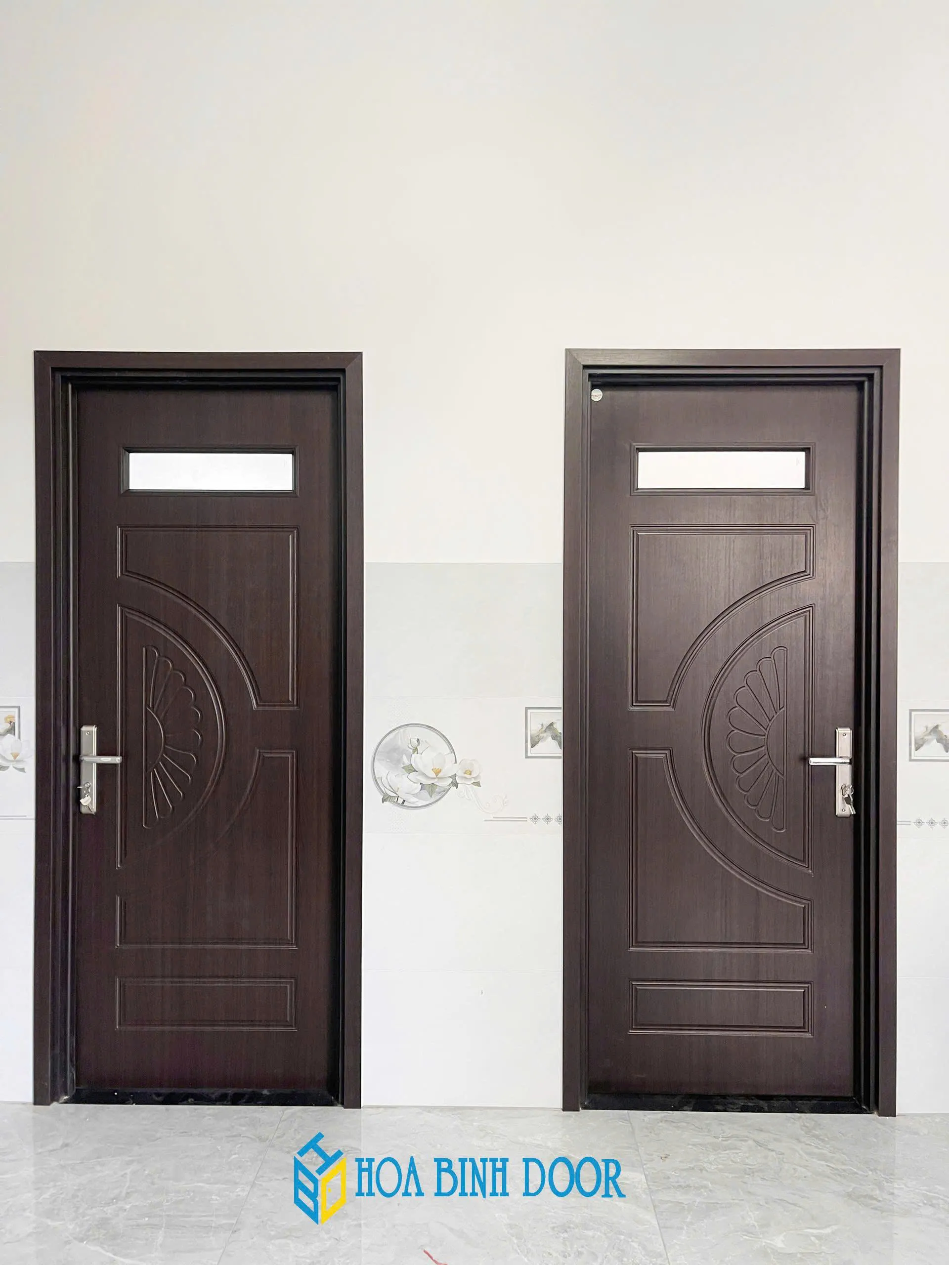 Cửa nhựa composite phủ vân gỗ có ô kính tại Gò Vấp