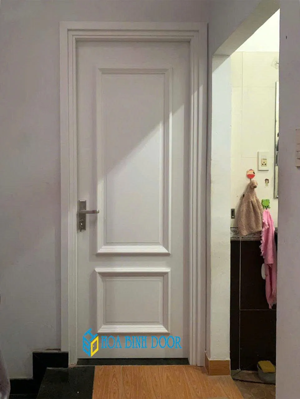 Cửa nhựa composite phào chỉ nổi tân cổ điển tại Tân Bình