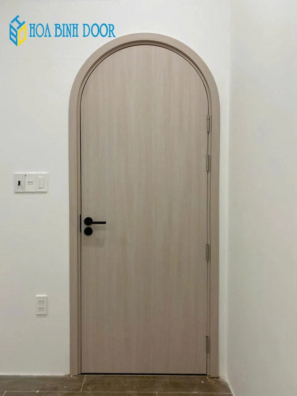Cửa vòm composite phủ vân gỗ hiện đại tại phường Linh Xuân