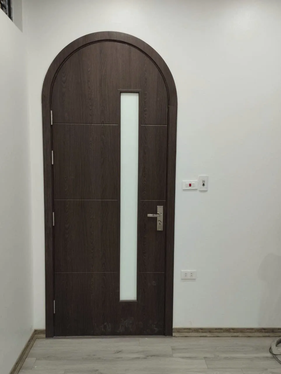 Mẫu cửa vòm composite có ô kính dọc tại phường Vũng Tàu