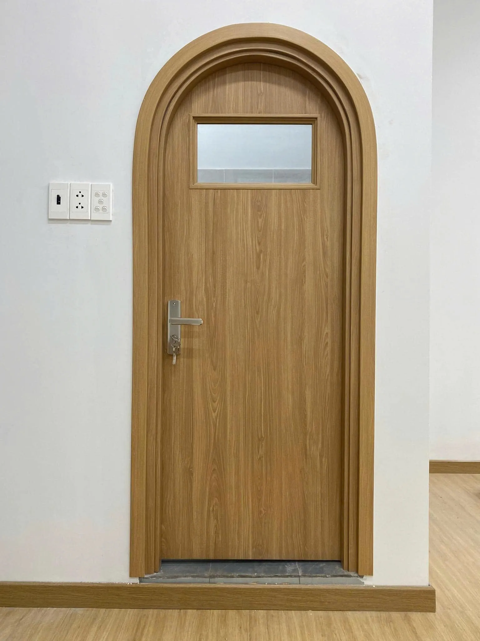 Mẫu cửa vòm composite có ô kính cho công trình tại phường Linh Xuân