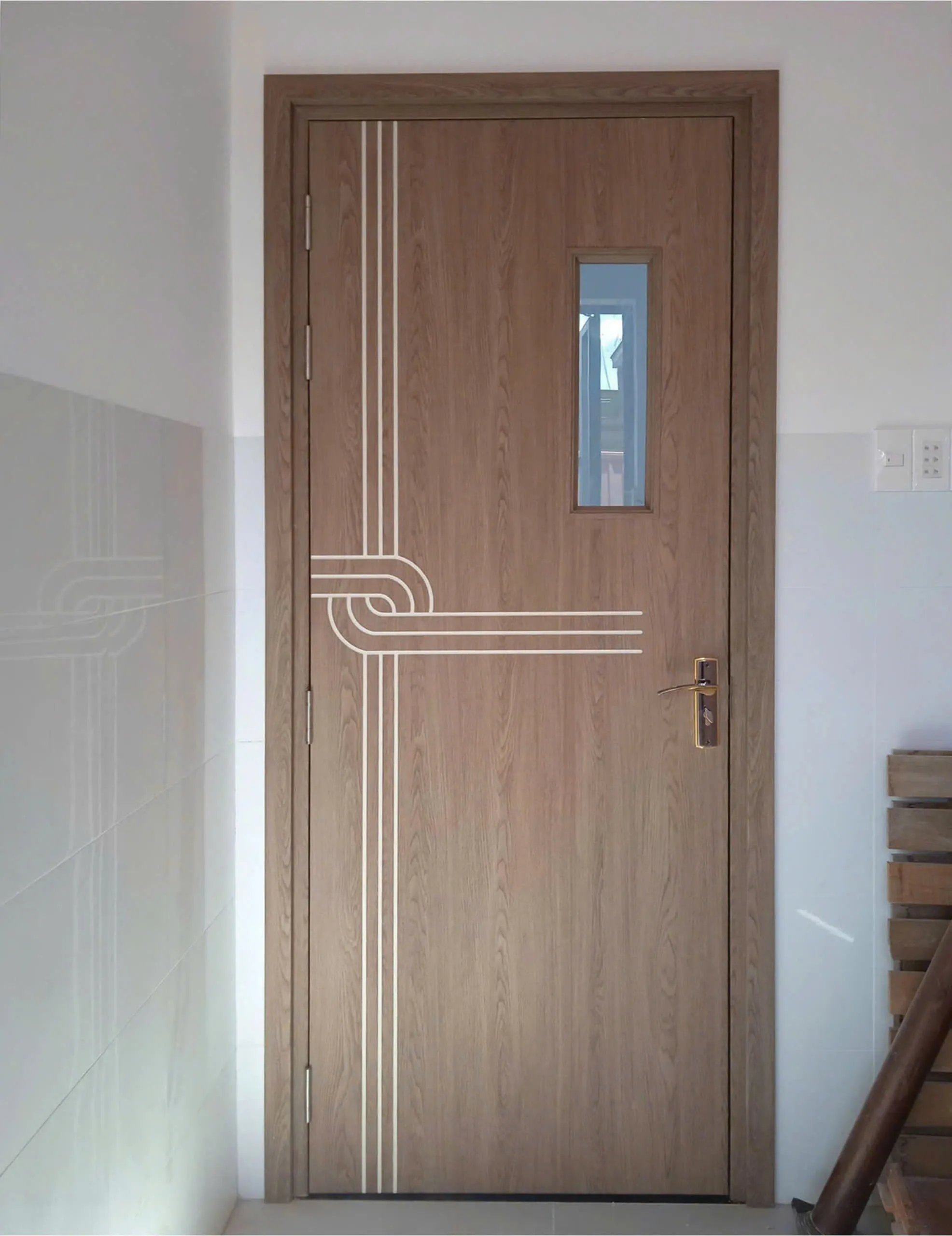 Mẫu cửa composite chạy chỉ nhôm có ô kính tại phường Vườn Lài