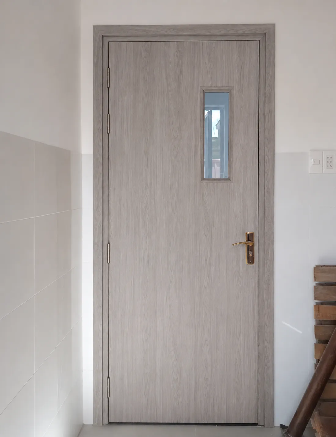 Mẫu cửa nhựa giả gỗ composite có ô kính phù hợp lắp nhà vệ sinh