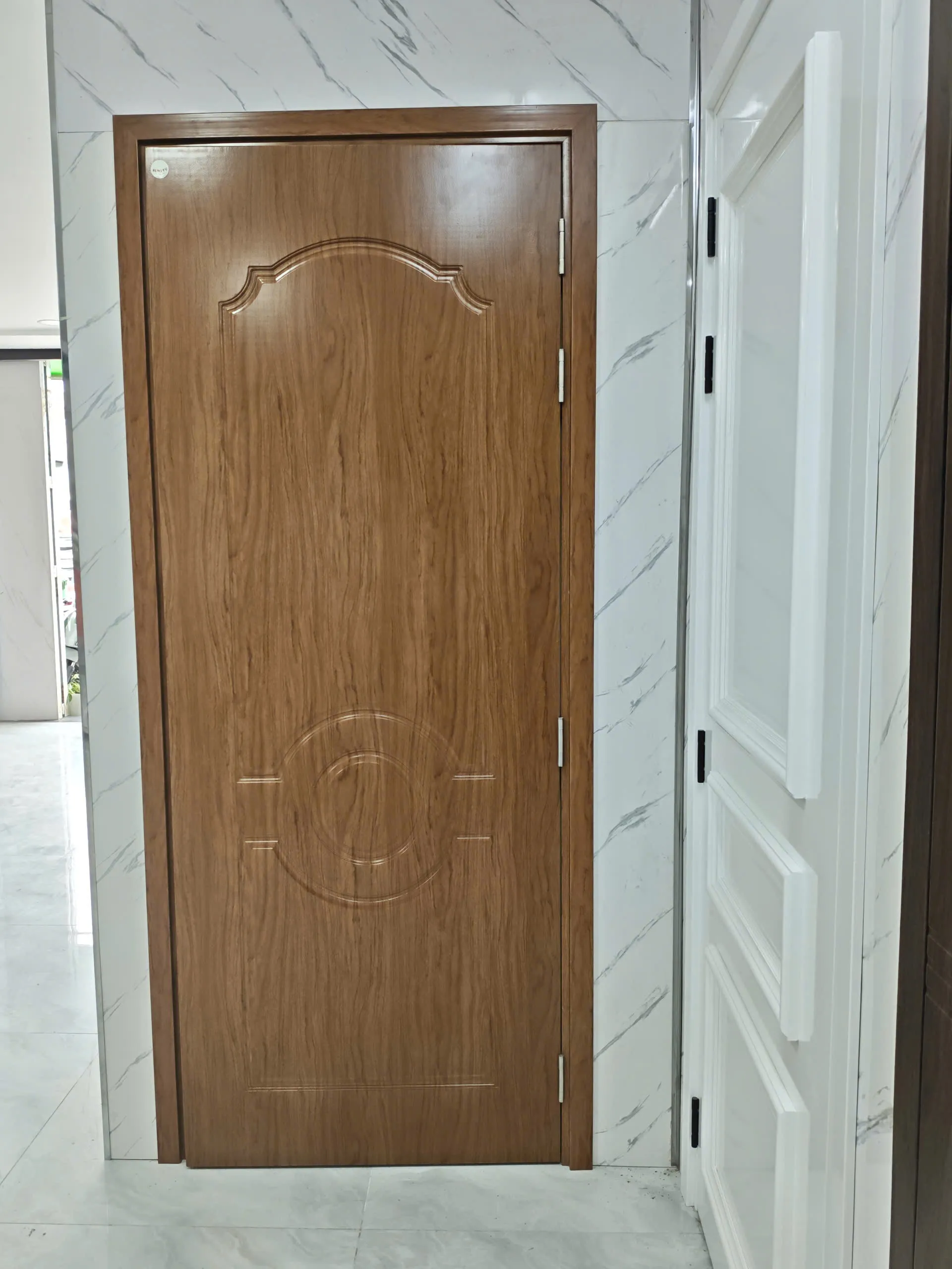 Cửa nhựa giả gỗ composite sơn vân gỗ luxury trưng bày tại Hoabinhdoor