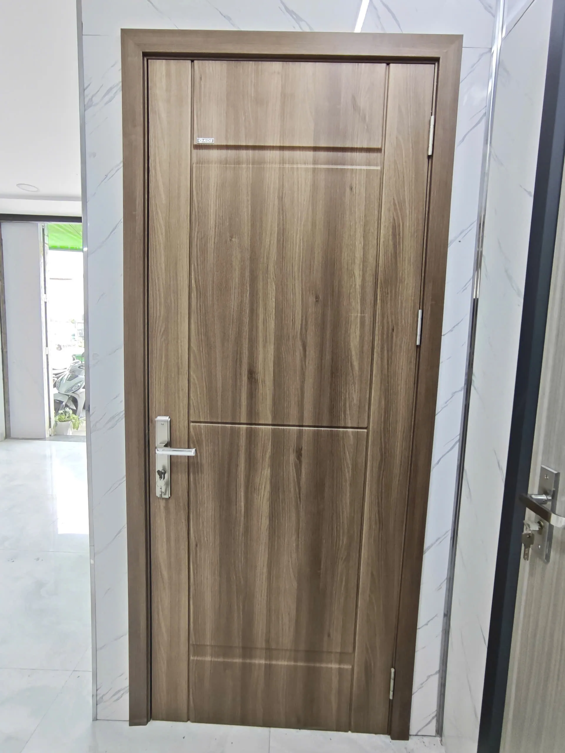 Cửa nhựa giả gỗ ABS Hàn Quốc được trưng bày tại showroom Hoabinhdoor