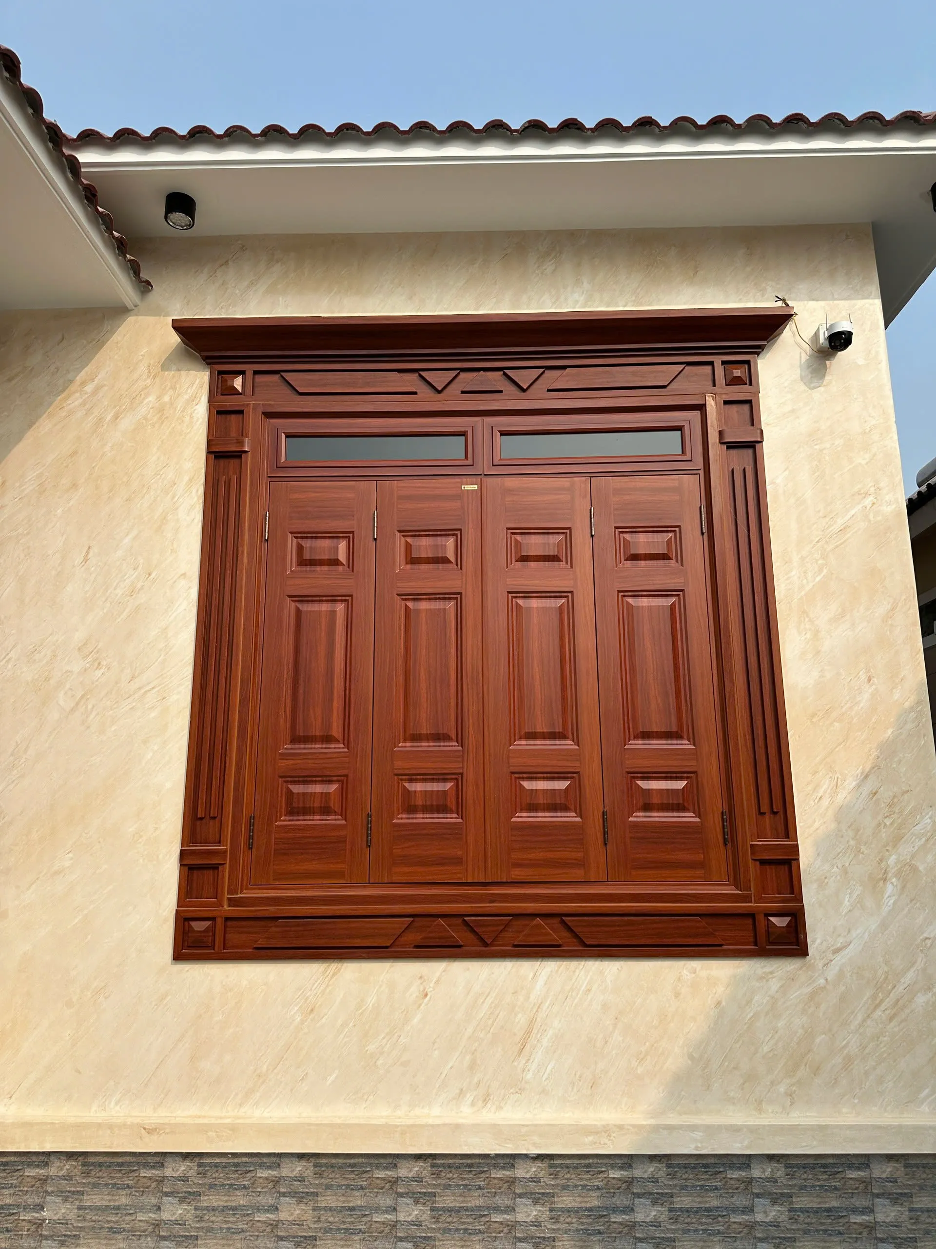 Cửa sổ thép vân gỗ tại Hoabinhdoor