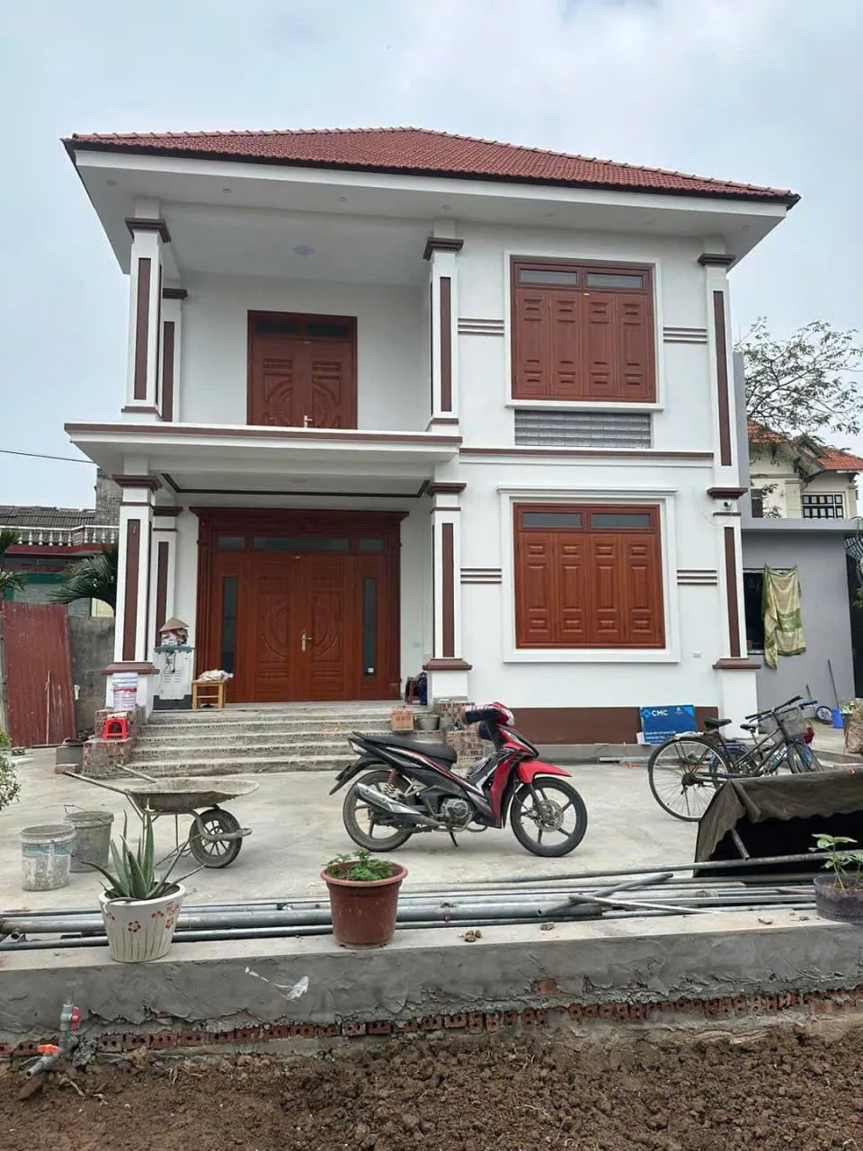 Công trình nhà phố thi công toàn bộ cửa thép vân gỗ của Hoabinhdoor