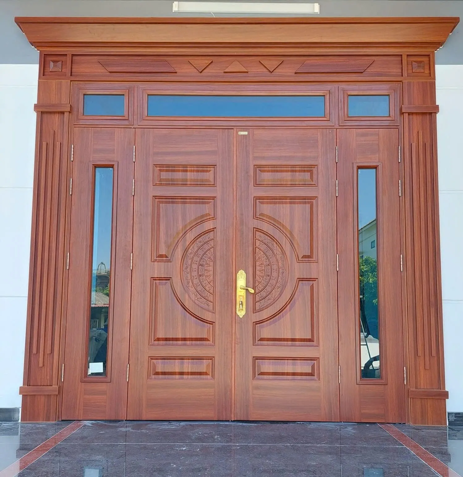 Cửa thép vân gỗ 4 cánh lệch luxury dập trống đồng tại Hoabinhdoor